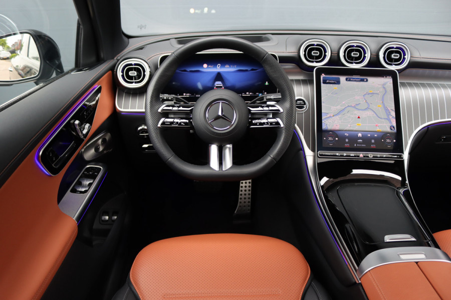 Mercedes-Benz GLC 400e 4MATIC AMG Line Aut9 | Luchtvering | Achterasbesturing | Distronic+ | Burmester | Stoelventilatie | Verwarmd Stuurwiel | Trekhaak | HUD | Leder | Digital Light | Panoramadak |