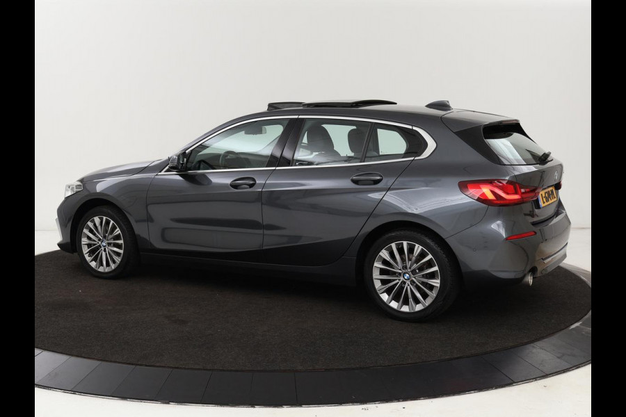 BMW 1-serie 118i Business Edition | Luxury Line | Panoramadak | Leder | Stoel & stuurverwarming | Camera | Carplay | Full LED | Live Cockpit | Navigatie | HiFi System | Parkeerhulp | Climate control