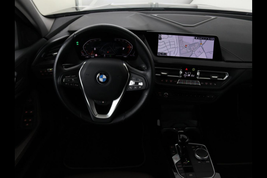 BMW 1-serie 118i Business Edition | Luxury Line | Panoramadak | Leder | Stoel & stuurverwarming | Camera | Carplay | Full LED | Live Cockpit | Navigatie | HiFi System | Parkeerhulp | Climate control