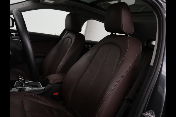 BMW 1-serie 118i Business Edition | Luxury Line | Panoramadak | Leder | Stoel & stuurverwarming | Camera | Carplay | Full LED | Live Cockpit | Navigatie | HiFi System | Parkeerhulp | Climate control