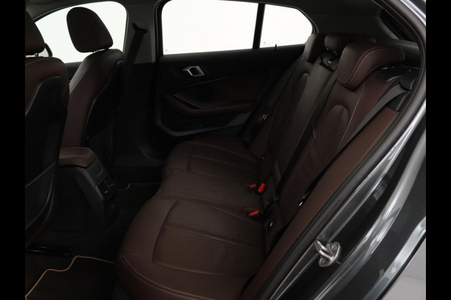 BMW 1-serie 118i Business Edition | Luxury Line | Panoramadak | Leder | Stoel & stuurverwarming | Camera | Carplay | Full LED | Live Cockpit | Navigatie | HiFi System | Parkeerhulp | Climate control