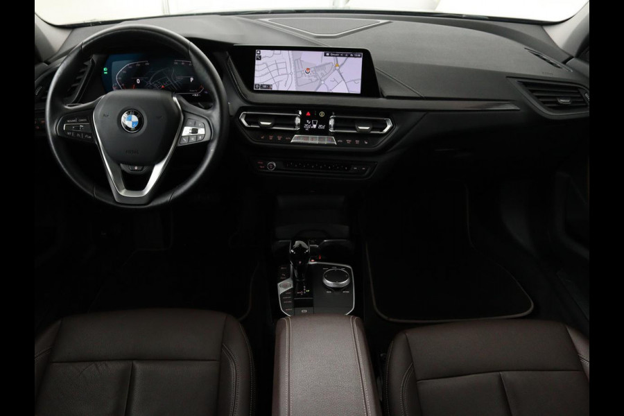 BMW 1-serie 118i Business Edition | Luxury Line | Panoramadak | Leder | Stoel & stuurverwarming | Camera | Carplay | Full LED | Live Cockpit | Navigatie | HiFi System | Parkeerhulp | Climate control