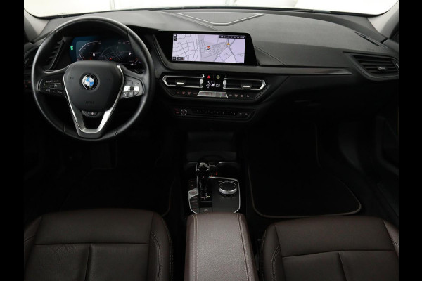 BMW 1-serie 118i Business Edition | Luxury Line | Panoramadak | Leder | Stoel & stuurverwarming | Camera | Carplay | Full LED | Live Cockpit | Navigatie | HiFi System | Parkeerhulp | Climate control