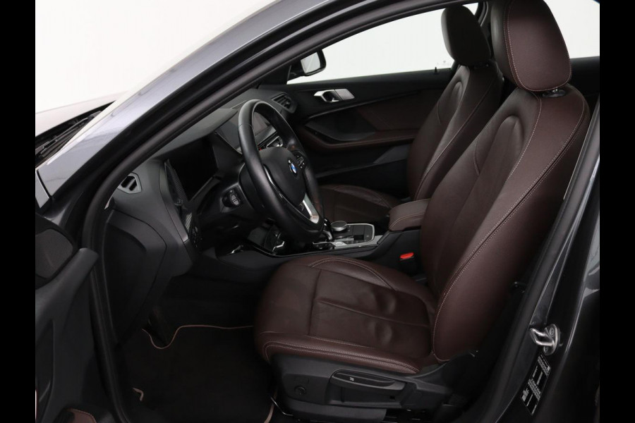 BMW 1-serie 118i Business Edition | Luxury Line | Panoramadak | Leder | Stoel & stuurverwarming | Camera | Carplay | Full LED | Live Cockpit | Navigatie | HiFi System | Parkeerhulp | Climate control