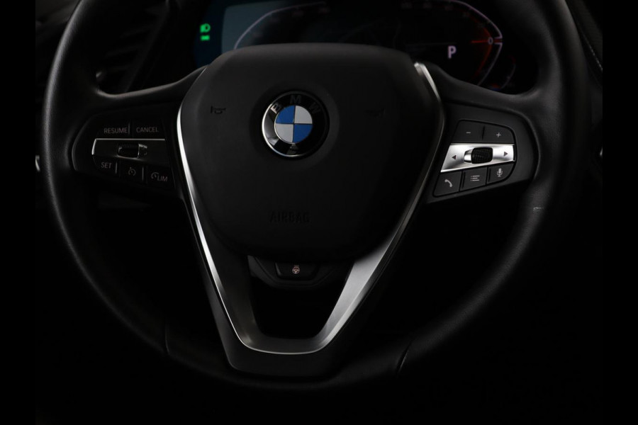 BMW 1-serie 118i Business Edition | Luxury Line | Panoramadak | Leder | Stoel & stuurverwarming | Camera | Carplay | Full LED | Live Cockpit | Navigatie | HiFi System | Parkeerhulp | Climate control