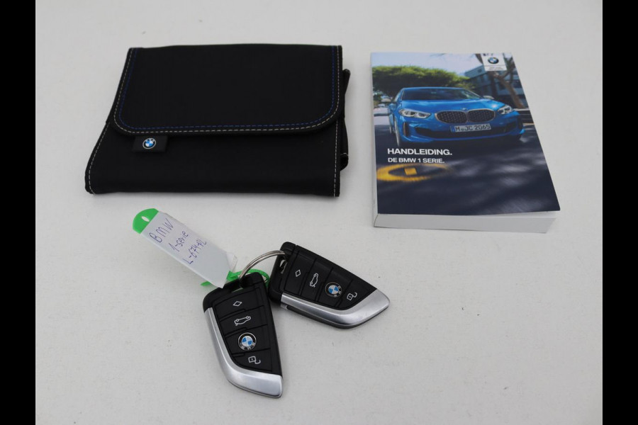 BMW 1-serie 118i Business Edition | Luxury Line | Panoramadak | Leder | Stoel & stuurverwarming | Camera | Carplay | Full LED | Live Cockpit | Navigatie | HiFi System | Parkeerhulp | Climate control