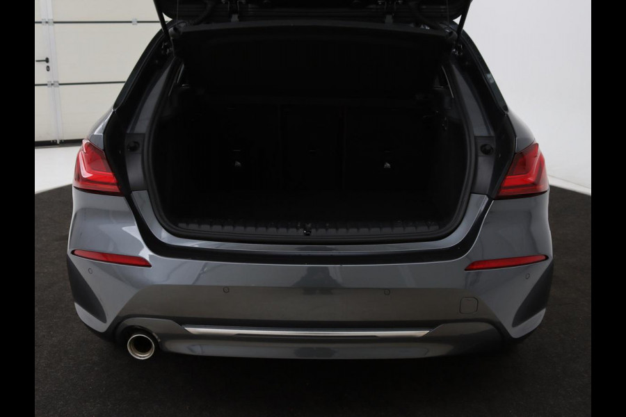 BMW 1-serie 118i Business Edition | Luxury Line | Panoramadak | Leder | Stoel & stuurverwarming | Camera | Carplay | Full LED | Live Cockpit | Navigatie | HiFi System | Parkeerhulp | Climate control