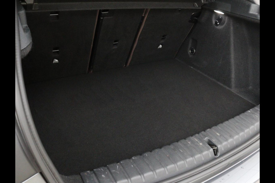 BMW 1-serie 118i Business Edition | Luxury Line | Panoramadak | Leder | Stoel & stuurverwarming | Camera | Carplay | Full LED | Live Cockpit | Navigatie | HiFi System | Parkeerhulp | Climate control