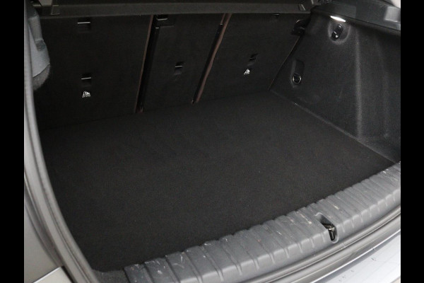 BMW 1-serie 118i Business Edition | Luxury Line | Panoramadak | Leder | Stoel & stuurverwarming | Camera | Carplay | Full LED | Live Cockpit | Navigatie | HiFi System | Parkeerhulp | Climate control