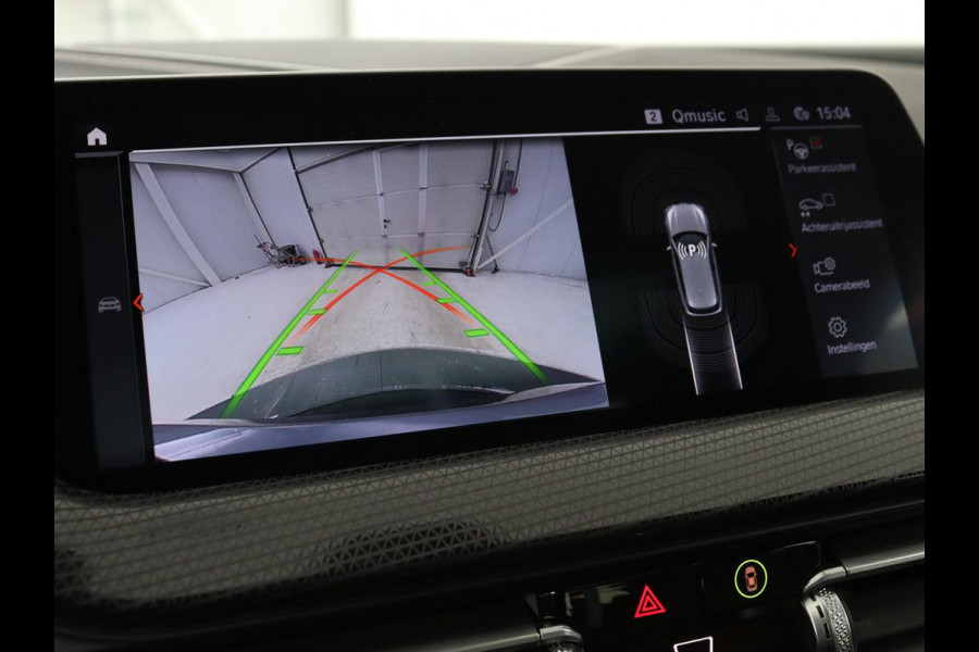 BMW 1-serie 118i Business Edition | Luxury Line | Panoramadak | Leder | Stoel & stuurverwarming | Camera | Carplay | Full LED | Live Cockpit | Navigatie | HiFi System | Parkeerhulp | Climate control