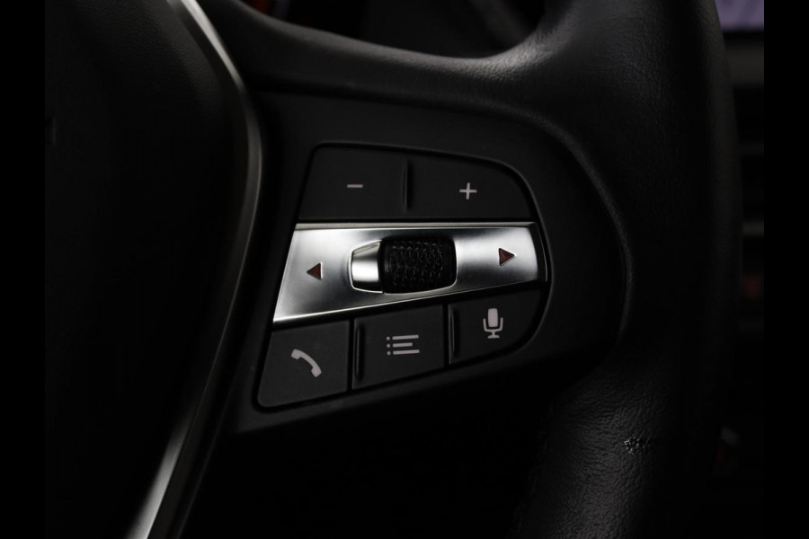 BMW 1-serie 118i Business Edition | Luxury Line | Panoramadak | Leder | Stoel & stuurverwarming | Camera | Carplay | Full LED | Live Cockpit | Navigatie | HiFi System | Parkeerhulp | Climate control
