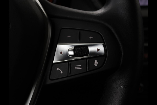 BMW 1-serie 118i Business Edition | Luxury Line | Panoramadak | Leder | Stoel & stuurverwarming | Camera | Carplay | Full LED | Live Cockpit | Navigatie | HiFi System | Parkeerhulp | Climate control