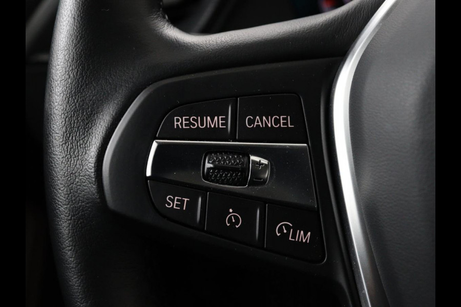 BMW 1-serie 118i Business Edition | Luxury Line | Panoramadak | Leder | Stoel & stuurverwarming | Camera | Carplay | Full LED | Live Cockpit | Navigatie | HiFi System | Parkeerhulp | Climate control