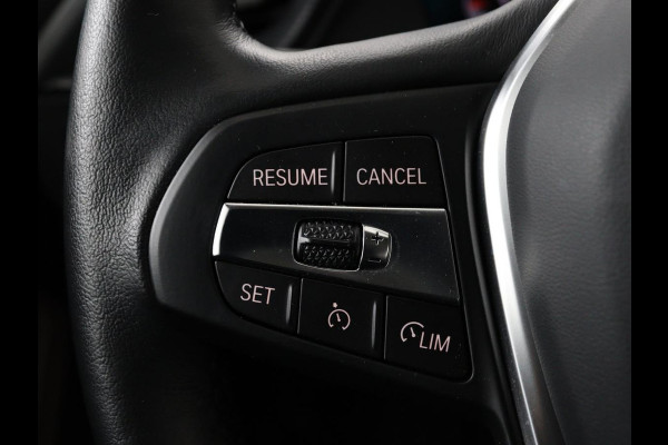 BMW 1-serie 118i Business Edition | Luxury Line | Panoramadak | Leder | Stoel & stuurverwarming | Camera | Carplay | Full LED | Live Cockpit | Navigatie | HiFi System | Parkeerhulp | Climate control