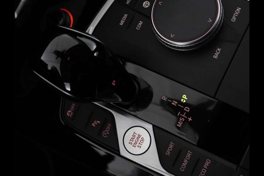 BMW 1-serie 118i Business Edition | Luxury Line | Panoramadak | Leder | Stoel & stuurverwarming | Camera | Carplay | Full LED | Live Cockpit | Navigatie | HiFi System | Parkeerhulp | Climate control