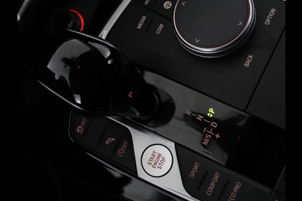 BMW 1-serie 118i Business Edition | Luxury Line | Panoramadak | Leder | Stoel & stuurverwarming | Camera | Carplay | Full LED | Live Cockpit | Navigatie | HiFi System | Parkeerhulp | Climate control