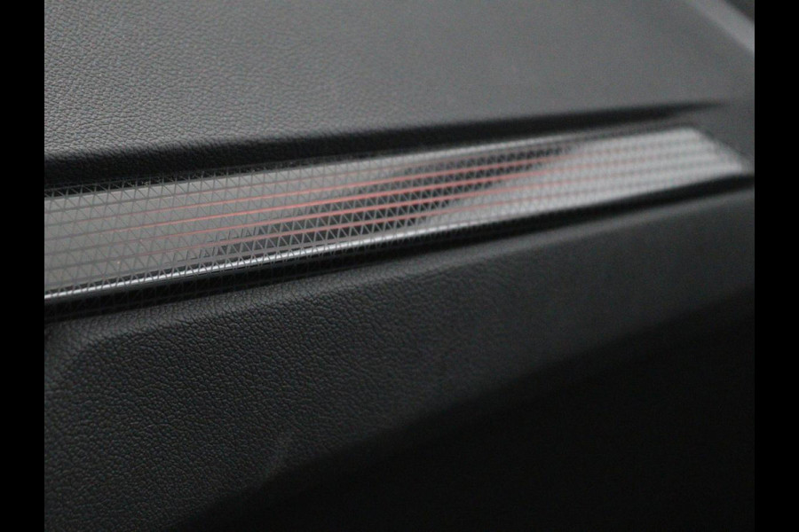 BMW 1-serie 118i Business Edition | Luxury Line | Panoramadak | Leder | Stoel & stuurverwarming | Camera | Carplay | Full LED | Live Cockpit | Navigatie | HiFi System | Parkeerhulp | Climate control