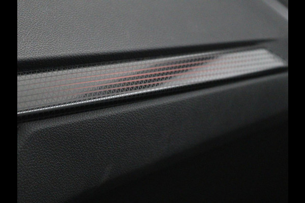 BMW 1-serie 118i Business Edition | Luxury Line | Panoramadak | Leder | Stoel & stuurverwarming | Camera | Carplay | Full LED | Live Cockpit | Navigatie | HiFi System | Parkeerhulp | Climate control
