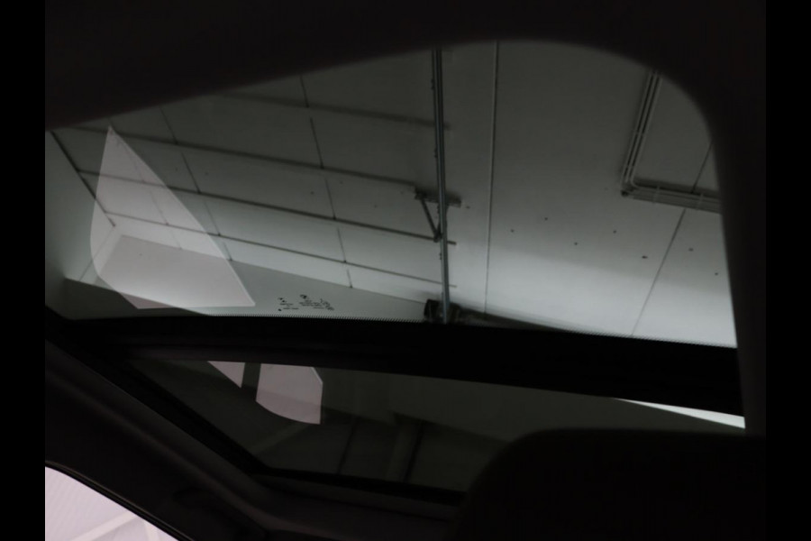 BMW 1-serie 118i Business Edition | Luxury Line | Panoramadak | Leder | Stoel & stuurverwarming | Camera | Carplay | Full LED | Live Cockpit | Navigatie | HiFi System | Parkeerhulp | Climate control