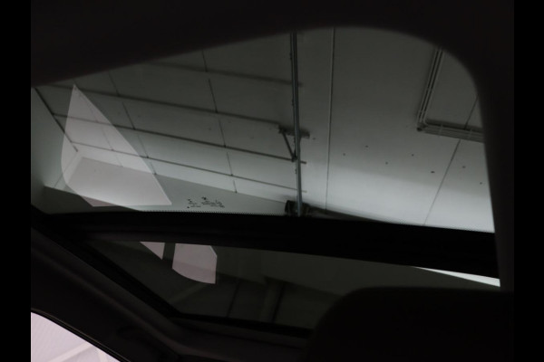 BMW 1-serie 118i Business Edition | Luxury Line | Panoramadak | Leder | Stoel & stuurverwarming | Camera | Carplay | Full LED | Live Cockpit | Navigatie | HiFi System | Parkeerhulp | Climate control