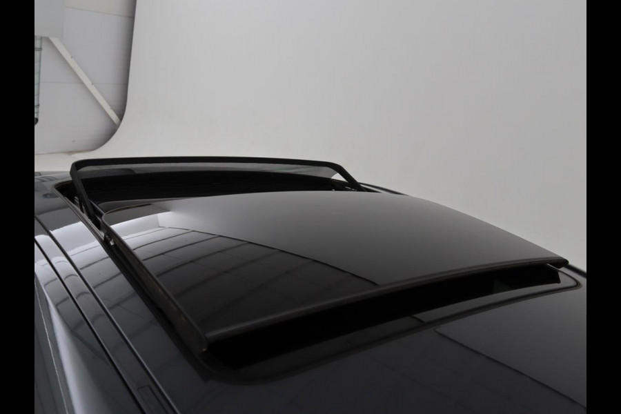 BMW 1-serie 118i Business Edition | Luxury Line | Panoramadak | Leder | Stoel & stuurverwarming | Camera | Carplay | Full LED | Live Cockpit | Navigatie | HiFi System | Parkeerhulp | Climate control