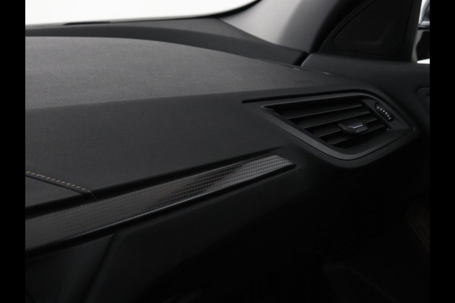 BMW 1-serie 118i Business Edition | Luxury Line | Panoramadak | Leder | Stoel & stuurverwarming | Camera | Carplay | Full LED | Live Cockpit | Navigatie | HiFi System | Parkeerhulp | Climate control
