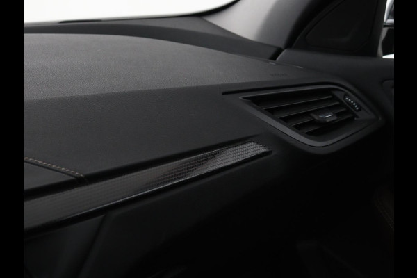 BMW 1-serie 118i Business Edition | Luxury Line | Panoramadak | Leder | Stoel & stuurverwarming | Camera | Carplay | Full LED | Live Cockpit | Navigatie | HiFi System | Parkeerhulp | Climate control