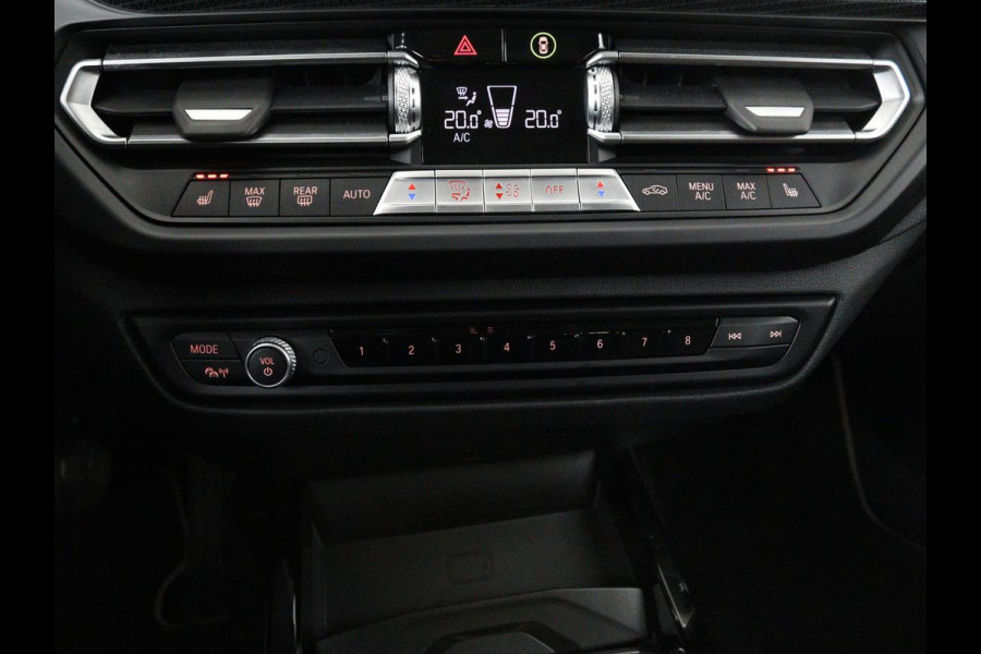 BMW 1-serie 118i Business Edition | Luxury Line | Panoramadak | Leder | Stoel & stuurverwarming | Camera | Carplay | Full LED | Live Cockpit | Navigatie | HiFi System | Parkeerhulp | Climate control