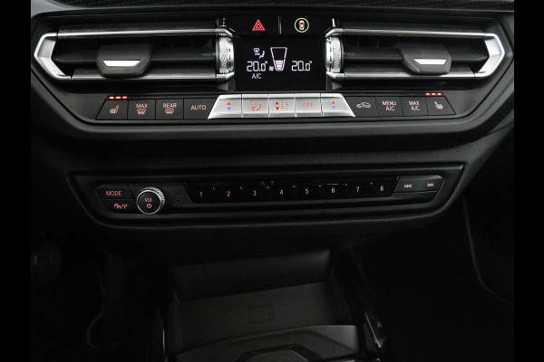 BMW 1-serie 118i Business Edition | Luxury Line | Panoramadak | Leder | Stoel & stuurverwarming | Camera | Carplay | Full LED | Live Cockpit | Navigatie | HiFi System | Parkeerhulp | Climate control