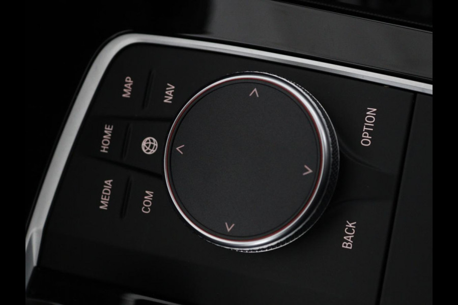 BMW 1-serie 118i Business Edition | Luxury Line | Panoramadak | Leder | Stoel & stuurverwarming | Camera | Carplay | Full LED | Live Cockpit | Navigatie | HiFi System | Parkeerhulp | Climate control
