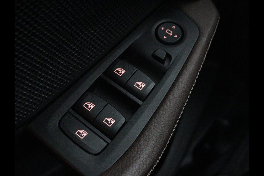 BMW 1-serie 118i Business Edition | Luxury Line | Panoramadak | Leder | Stoel & stuurverwarming | Camera | Carplay | Full LED | Live Cockpit | Navigatie | HiFi System | Parkeerhulp | Climate control