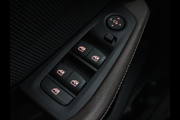 BMW 1-serie 118i Business Edition | Luxury Line | Panoramadak | Leder | Stoel & stuurverwarming | Camera | Carplay | Full LED | Live Cockpit | Navigatie | HiFi System | Parkeerhulp | Climate control