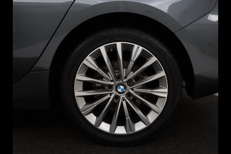 BMW 1-serie 118i Business Edition | Luxury Line | Panoramadak | Leder | Stoel & stuurverwarming | Camera | Carplay | Full LED | Live Cockpit | Navigatie | HiFi System | Parkeerhulp | Climate control