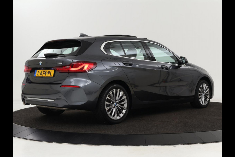 BMW 1-serie 118i Business Edition | Luxury Line | Panoramadak | Leder | Stoel & stuurverwarming | Camera | Carplay | Full LED | Live Cockpit | Navigatie | HiFi System | Parkeerhulp | Climate control