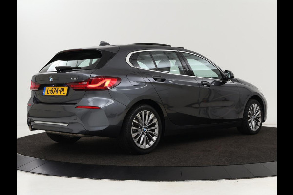 BMW 1-serie 118i Business Edition | Luxury Line | Panoramadak | Leder | Stoel & stuurverwarming | Camera | Carplay | Full LED | Live Cockpit | Navigatie | HiFi System | Parkeerhulp | Climate control