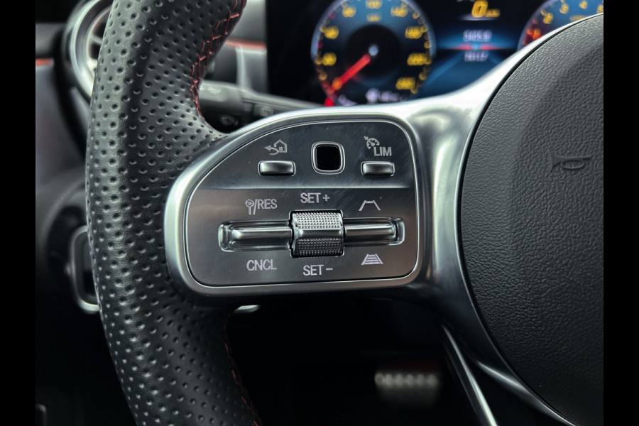 Mercedes-Benz A-Klasse 250 e AMG Plug-In Hybride Auto Show Tilburg | 5 spaaks lichtmetalen velgen | MBUX wide screen | Navigatie | Parking support met camera achter | Inclusief 24 maanden Mercedes-Benz Certified garantie voor Europa.