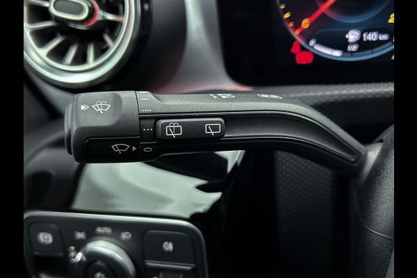 Mercedes-Benz A-Klasse 250 e AMG Plug-In Hybride Auto Show Tilburg | 5 spaaks lichtmetalen velgen | MBUX wide screen | Navigatie | Parking support met camera achter | Inclusief 24 maanden Mercedes-Benz Certified garantie voor Europa.