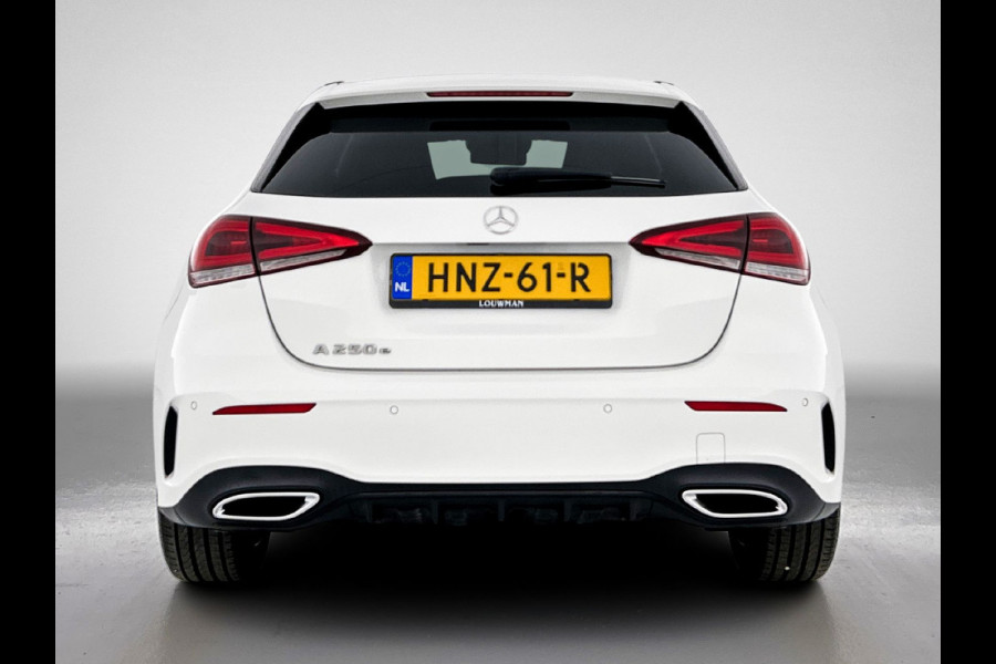 Mercedes-Benz A-Klasse 250 e AMG Plug-In Hybride Auto Show Tilburg | 5 spaaks lichtmetalen velgen | MBUX wide screen | Navigatie | Parking support met camera achter | Inclusief 24 maanden Mercedes-Benz Certified garantie voor Europa.
