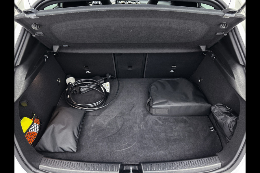 Mercedes-Benz A-Klasse 250 e AMG Plug-In Hybride Auto Show Tilburg | 5 spaaks lichtmetalen velgen | MBUX wide screen | Navigatie | Parking support met camera achter | Inclusief 24 maanden Mercedes-Benz Certified garantie voor Europa.