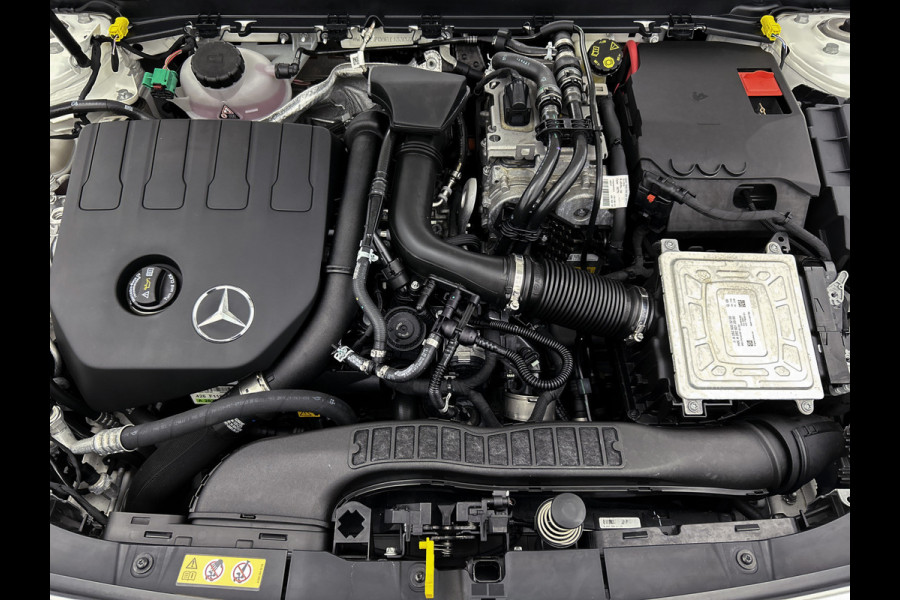 Mercedes-Benz A-Klasse 250 e AMG Plug-In Hybride Auto Show Tilburg | 5 spaaks lichtmetalen velgen | MBUX wide screen | Navigatie | Parking support met camera achter | Inclusief 24 maanden Mercedes-Benz Certified garantie voor Europa.