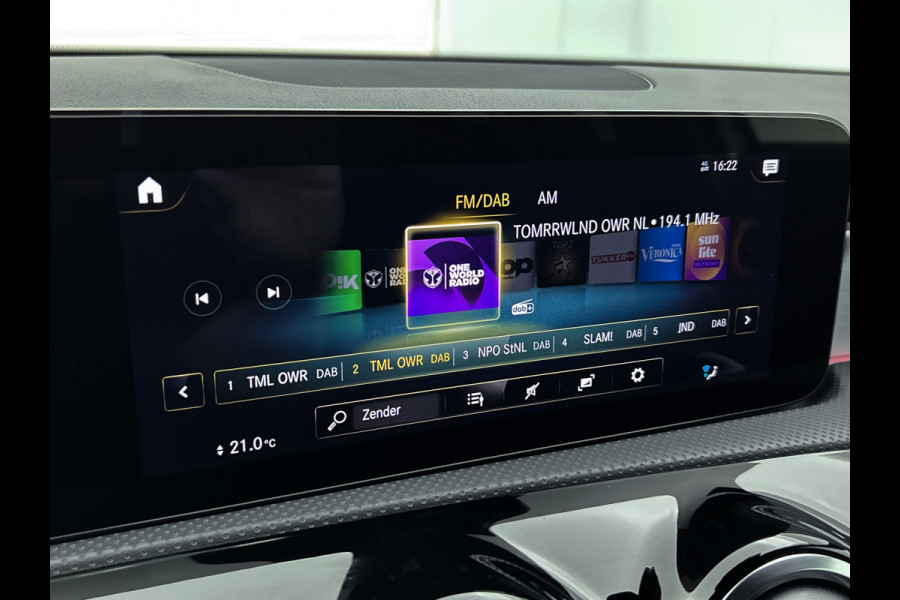 Mercedes-Benz A-Klasse 250 e AMG Plug-In Hybride Auto Show Tilburg | 5 spaaks lichtmetalen velgen | MBUX wide screen | Navigatie | Parking support met camera achter | Inclusief 24 maanden Mercedes-Benz Certified garantie voor Europa.