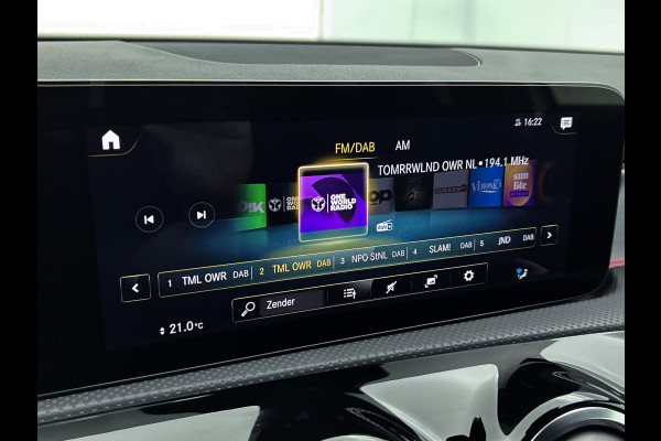 Mercedes-Benz A-Klasse 250 e AMG Plug-In Hybride Auto Show Tilburg | 5 spaaks lichtmetalen velgen | MBUX wide screen | Navigatie | Parking support met camera achter | Inclusief 24 maanden Mercedes-Benz Certified garantie voor Europa.