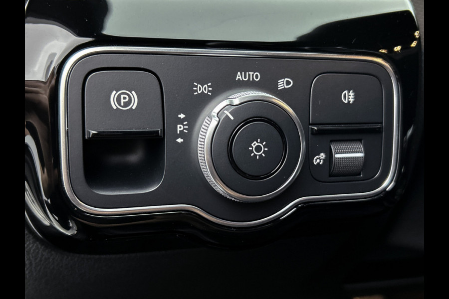 Mercedes-Benz A-Klasse 250 e AMG Plug-In Hybride Auto Show Tilburg | 5 spaaks lichtmetalen velgen | MBUX wide screen | Navigatie | Parking support met camera achter | Inclusief 24 maanden Mercedes-Benz Certified garantie voor Europa.