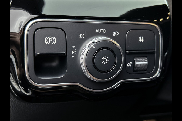 Mercedes-Benz A-Klasse 250 e AMG Plug-In Hybride Auto Show Tilburg | 5 spaaks lichtmetalen velgen | MBUX wide screen | Navigatie | Parking support met camera achter | Inclusief 24 maanden Mercedes-Benz Certified garantie voor Europa.