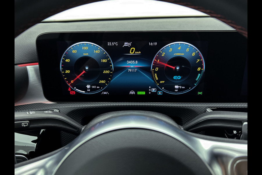 Mercedes-Benz A-Klasse 250 e AMG Plug-In Hybride Auto Show Tilburg | 5 spaaks lichtmetalen velgen | MBUX wide screen | Navigatie | Parking support met camera achter | Inclusief 24 maanden Mercedes-Benz Certified garantie voor Europa.
