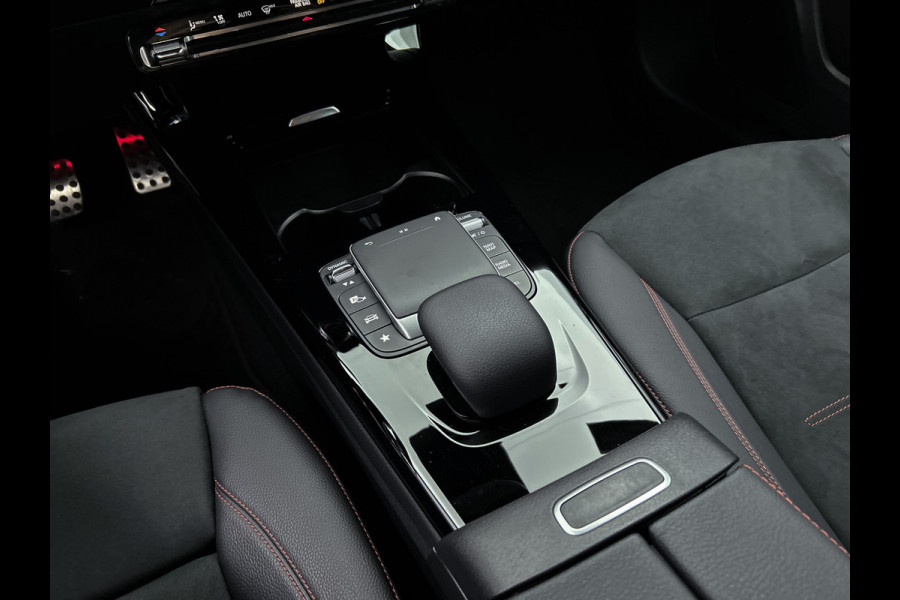 Mercedes-Benz A-Klasse 250 e AMG Plug-In Hybride Auto Show Tilburg | 5 spaaks lichtmetalen velgen | MBUX wide screen | Navigatie | Parking support met camera achter | Inclusief 24 maanden Mercedes-Benz Certified garantie voor Europa.