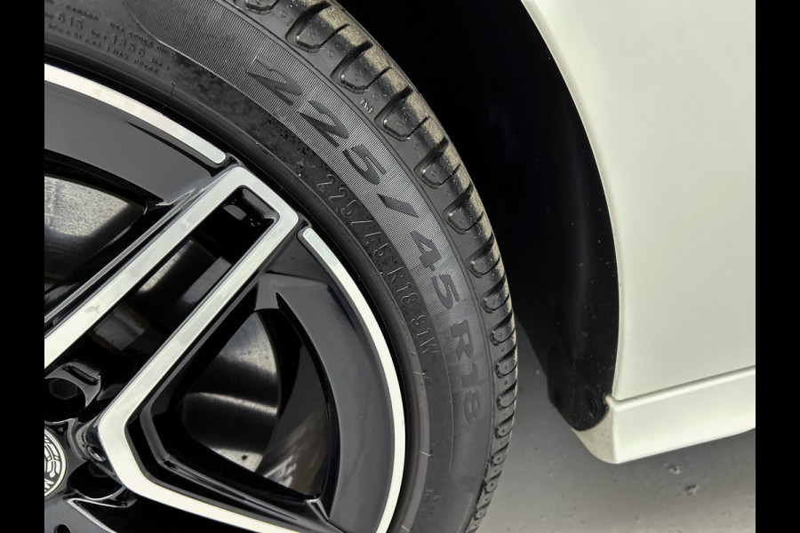Mercedes-Benz A-Klasse 250 e AMG Plug-In Hybride Auto Show Tilburg | 5 spaaks lichtmetalen velgen | MBUX wide screen | Navigatie | Parking support met camera achter | Inclusief 24 maanden Mercedes-Benz Certified garantie voor Europa.