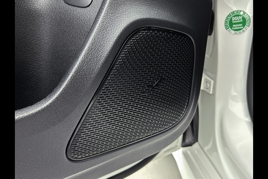 Mercedes-Benz A-Klasse 250 e AMG Plug-In Hybride Auto Show Tilburg | 5 spaaks lichtmetalen velgen | MBUX wide screen | Navigatie | Parking support met camera achter | Inclusief 24 maanden Mercedes-Benz Certified garantie voor Europa.