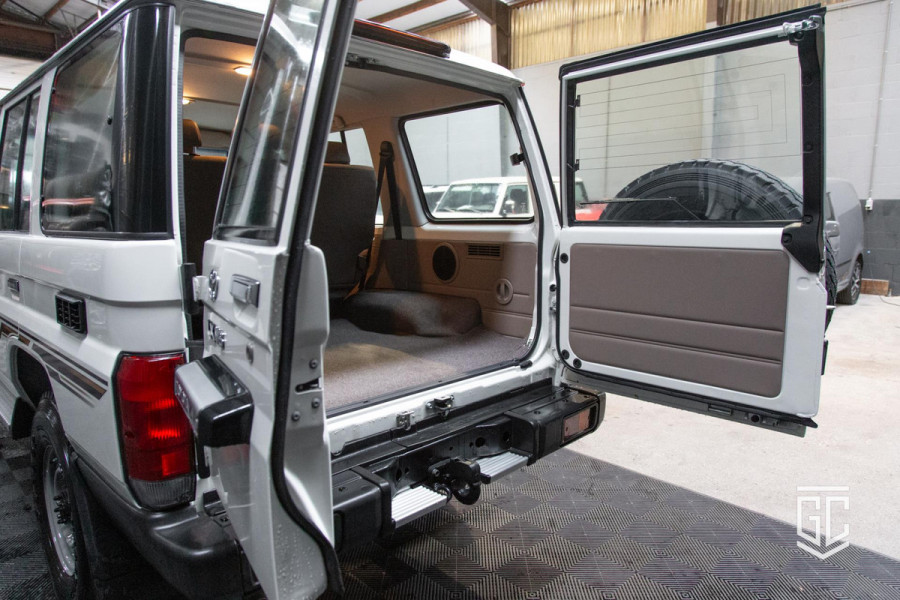 Toyota Land Cruiser GRJ76 E
