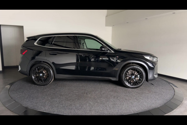 BMW iX1 xDrive30 Launch Edition 67 kWh Privacy Glass | Premium pakket | Comfort Pakket | Achteruitrijcamera | Winterset! | Soh (batterijcheck) 100%